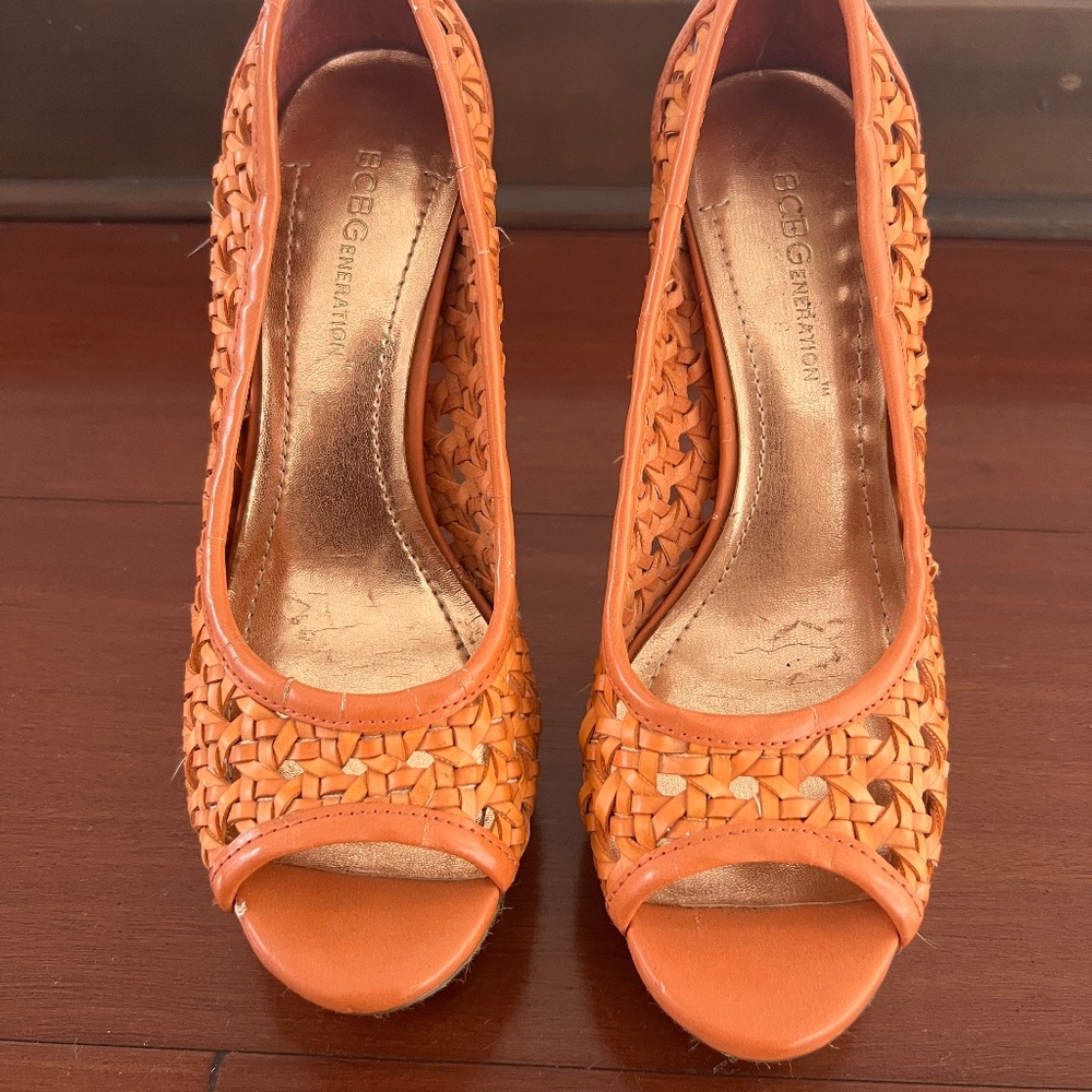 BCBG Generation platform heel shoes size 6 orange